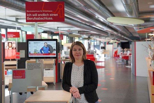 «In allen Infotheken der BIZ Kanton Bern gibt es Informationsposten  zum Berufsabschluss für Erwachsene», sagt Evelyn Tsandev. Bild Rolf Marti